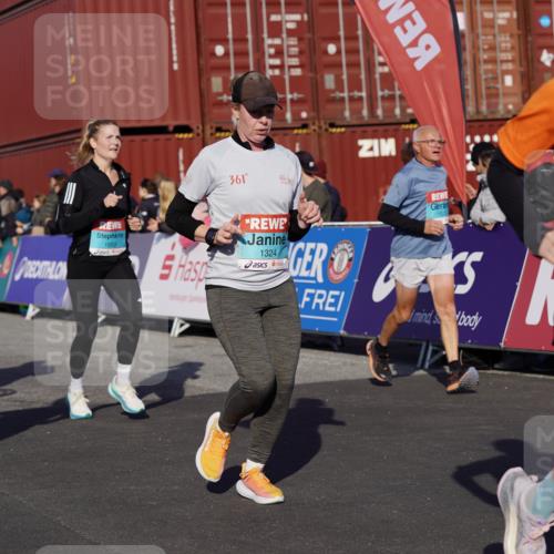 03.10.2025 - Köhlbrandbrückenlauf Michael Burmester http://msf.ph/oto/9015590 03.10.2025 10:15:08 Ziel 1324, 1523, 1551, 1693, 1754, 1761, 1773, 1785, 1922, 2147, 2707, 3206, 3207, 3214, 3229, 3339, 3348, 3668, 3792 meine-sportfotos.de