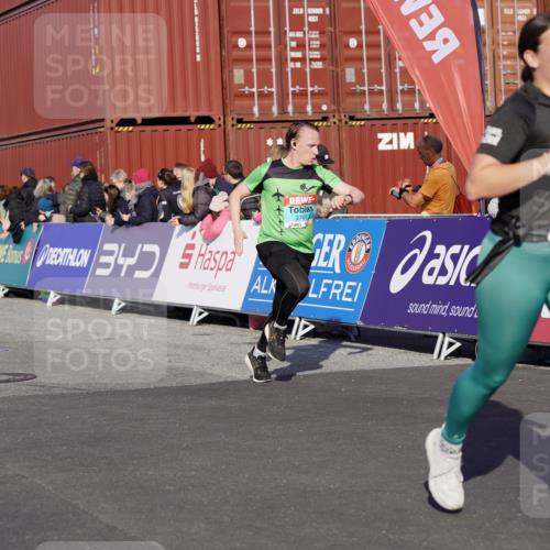03.10.2025 - Köhlbrandbrückenlauf Michael Burmester http://msf.ph/oto/9015638 03.10.2025 10:15:11 Ziel 1324, 1523, 1691, 1693, 1754, 1761, 1773, 1785, 1922, 2046, 2147, 2707, 3339, 3348, 3515, 3596, 3668, 3792 meine-sportfotos.de