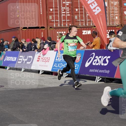 03.10.2025 - Köhlbrandbrückenlauf Michael Burmester http://msf.ph/oto/9015650 03.10.2025 10:15:11 Ziel 1324, 1523, 1691, 1693, 1754, 1761, 1773, 1785, 1922, 2046, 2147, 2707, 3339, 3348, 3515, 3596, 3668, 3792 meine-sportfotos.de