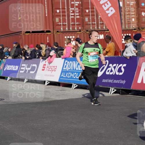 03.10.2025 - Köhlbrandbrückenlauf Michael Burmester http://msf.ph/oto/9015659 03.10.2025 10:15:11 Ziel 1324, 1523, 1691, 1693, 1754, 1761, 1773, 1785, 1922, 2046, 2147, 2707, 3339, 3348, 3515, 3596, 3668, 3792 meine-sportfotos.de