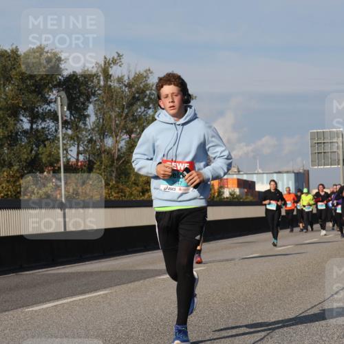 03.10.2025 - Köhlbrandbrückenlauf Luisa Fischer http://msf.ph/oto/9015666 03.10.2025 11:00:46 Position 3 3647 meine-sportfotos.de