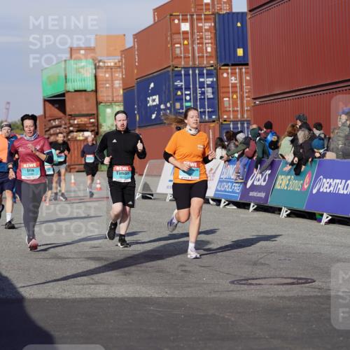 03.10.2025 - Köhlbrandbrückenlauf Michael Burmester http://msf.ph/oto/9015766 03.10.2025 10:15:16 Ziel 1337, 1637, 1691, 1754, 1761, 2046, 2707, 3482, 3515, 3596, 3792 meine-sportfotos.de