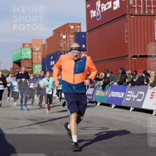 03.10.2025 - Köhlbrandbrückenlauf Michael Burmester http://msf.ph/oto/9015894 03.10.2025 10:15:20 Ziel 1228, 1337, 1637, 1666, 1691, 1761, 1779, 1903, 1905, 2046, 2079, 2719, 2953, 3482, 3515, 3596, 3773 meine-sportfotos.de