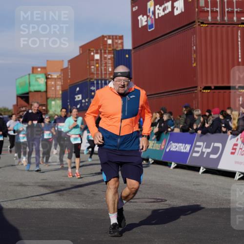 03.10.2025 - Köhlbrandbrückenlauf Michael Burmester http://msf.ph/oto/9015902 03.10.2025 10:15:21 Ziel 1228, 1337, 1637, 1666, 1691, 1779, 1903, 1905, 2046, 2079, 2719, 2953, 3482, 3515, 3596, 3773, 3788 meine-sportfotos.de