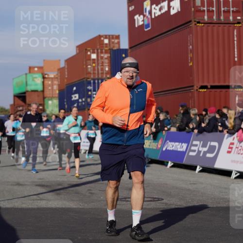 03.10.2025 - Köhlbrandbrückenlauf Michael Burmester http://msf.ph/oto/9015912 03.10.2025 10:15:21 Ziel 1228, 1337, 1637, 1666, 1691, 1779, 1903, 1905, 2046, 2079, 2719, 2953, 3482, 3515, 3596, 3773, 3788 meine-sportfotos.de