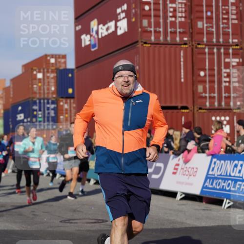 03.10.2025 - Köhlbrandbrückenlauf Michael Burmester http://msf.ph/oto/9015919 03.10.2025 10:15:21 Ziel 1228, 1337, 1637, 1666, 1691, 1779, 1903, 1905, 2046, 2079, 2719, 2953, 3482, 3515, 3596, 3773, 3788 meine-sportfotos.de
