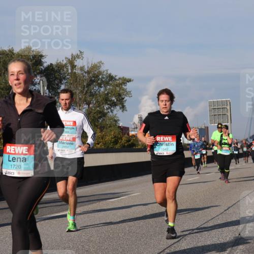 03.10.2025 - Köhlbrandbrückenlauf Luisa Fischer http://msf.ph/oto/9015920 03.10.2025 11:01:11 Position 3 17, 1720, 2368, 2454, 1649 meine-sportfotos.de