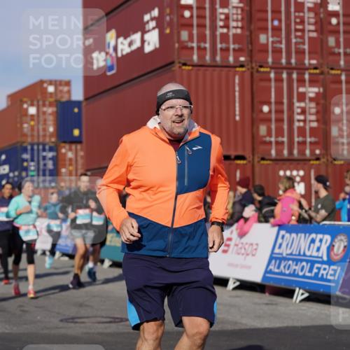 03.10.2025 - Köhlbrandbrückenlauf Michael Burmester http://msf.ph/oto/9015927 03.10.2025 10:15:21 Ziel 1228, 1337, 1637, 1666, 1691, 1779, 1903, 1905, 2046, 2079, 2719, 2953, 3482, 3515, 3596, 3773, 3788 meine-sportfotos.de