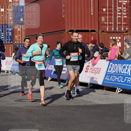 03.10.2025 - Köhlbrandbrückenlauf Michael Burmester http://msf.ph/oto/9015937 03.10.2025 10:15:23 Ziel 1228, 1337, 1390, 1637, 1666, 1691, 1779, 1903, 1905, 2017, 2046, 2079, 2719, 2929, 2953, 3482, 3515, 3596, 3773, 3788 meine-sportfotos.de