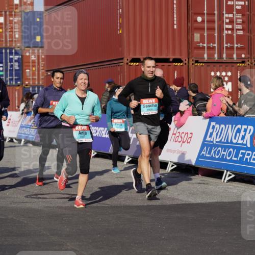 03.10.2025 - Köhlbrandbrückenlauf Michael Burmester http://msf.ph/oto/9015946 03.10.2025 10:15:23 Ziel 1228, 1337, 1390, 1637, 1666, 1691, 1779, 1903, 1905, 2017, 2046, 2079, 2719, 2929, 2953, 3482, 3515, 3596, 3773, 3788 meine-sportfotos.de