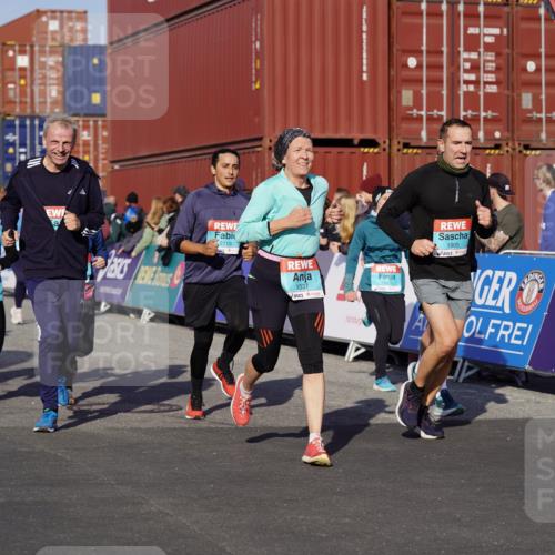 03.10.2025 - Köhlbrandbrückenlauf Michael Burmester http://msf.ph/oto/9015966 03.10.2025 10:15:24 Ziel 1228, 1337, 1390, 1637, 1666, 1779, 1903, 1905, 2017, 2079, 2719, 2929, 2953, 3482, 3773, 3788 meine-sportfotos.de