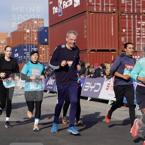03.10.2025 - Köhlbrandbrückenlauf Michael Burmester http://msf.ph/oto/9016000 03.10.2025 10:15:24 Ziel 1228, 1337, 1390, 1637, 1666, 1779, 1903, 1905, 2017, 2079, 2719, 2929, 2953, 3482, 3773, 3788 meine-sportfotos.de