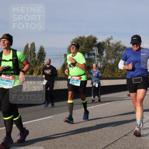 03.10.2025 - Köhlbrandbrückenlauf Luisa Fischer http://msf.ph/oto/9016005 03.10.2025 11:01:18 Position 3 5111, 1956, 2089 meine-sportfotos.de