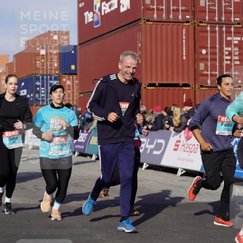 03.10.2025 - Köhlbrandbrückenlauf Michael Burmester http://msf.ph/oto/9016011 03.10.2025 10:15:25 Ziel 1228, 1337, 1390, 1637, 1666, 1779, 1903, 1905, 2017, 2079, 2368, 2454, 2719, 2929, 2953, 3069, 3482, 3773, 3788 meine-sportfotos.de