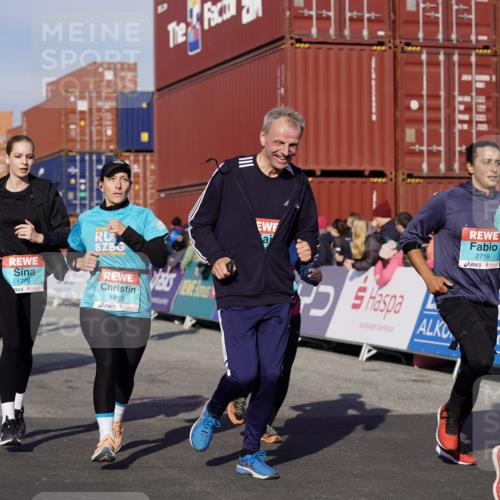 03.10.2025 - Köhlbrandbrückenlauf Michael Burmester http://msf.ph/oto/9016019 03.10.2025 10:15:25 Ziel 1228, 1337, 1390, 1637, 1666, 1779, 1903, 1905, 2017, 2079, 2368, 2454, 2719, 2929, 2953, 3069, 3482, 3773, 3788 meine-sportfotos.de