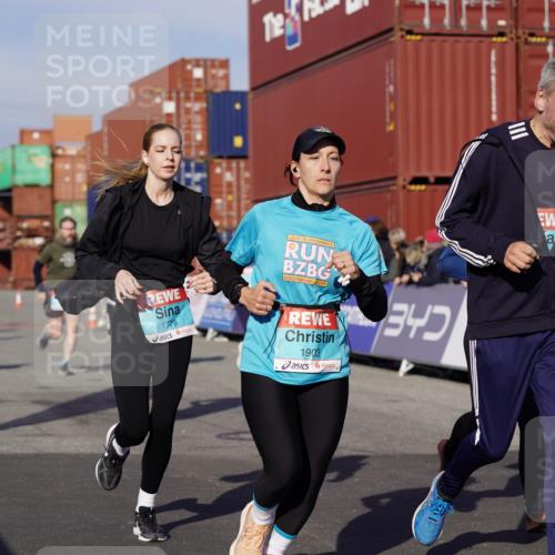 03.10.2025 - Köhlbrandbrückenlauf Michael Burmester http://msf.ph/oto/9016027 03.10.2025 10:15:25 Ziel 1228, 1337, 1390, 1637, 1666, 1779, 1903, 1905, 2017, 2079, 2368, 2454, 2719, 2929, 2953, 3069, 3482, 3773, 3788 meine-sportfotos.de