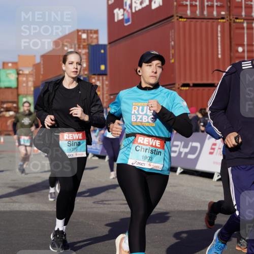 03.10.2025 - Köhlbrandbrückenlauf Michael Burmester http://msf.ph/oto/9016036 03.10.2025 10:15:25 Ziel 1228, 1337, 1390, 1637, 1666, 1779, 1903, 1905, 2017, 2079, 2368, 2454, 2719, 2929, 2953, 3069, 3482, 3773, 3788 meine-sportfotos.de
