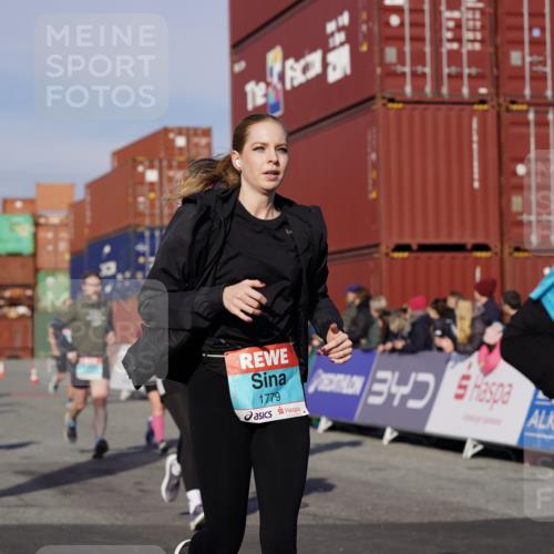 03.10.2025 - Köhlbrandbrückenlauf Michael Burmester http://msf.ph/oto/9016041 03.10.2025 10:15:26 Ziel 1228, 1337, 1390, 1637, 1666, 1779, 1879, 1903, 1905, 2017, 2079, 2368, 2454, 2719, 2929, 2953, 3069, 3773, 3788 meine-sportfotos.de
