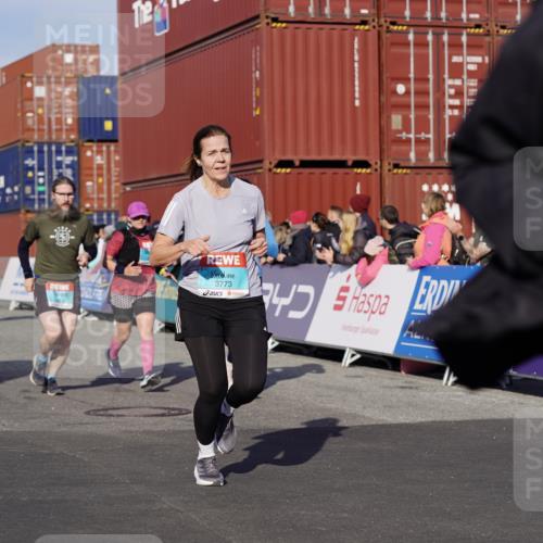 03.10.2025 - Köhlbrandbrückenlauf Michael Burmester http://msf.ph/oto/9016057 03.10.2025 10:15:27 Ziel 1228, 1337, 1390, 1637, 1666, 1779, 1879, 1903, 1905, 2017, 2079, 2368, 2454, 2719, 2929, 2953, 3069, 3773, 3788 meine-sportfotos.de