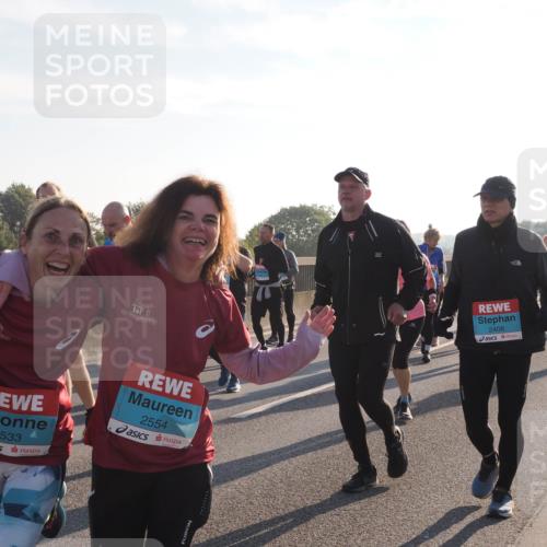 03.10.2025 - Köhlbrandbrückenlauf Fabian Wolf http://msf.ph/oto/9016063 03.10.2025 09:25:45 Position 3 2533, 2554, 2406 meine-sportfotos.de
