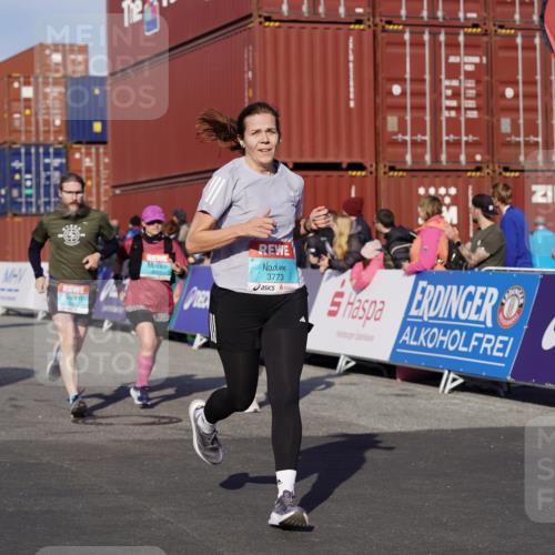 03.10.2025 - Köhlbrandbrückenlauf Michael Burmester http://msf.ph/oto/9016075 03.10.2025 10:15:27 Ziel 1228, 1337, 1390, 1637, 1666, 1779, 1879, 1903, 1905, 2017, 2079, 2368, 2454, 2719, 2929, 2953, 3069, 3773, 3788 meine-sportfotos.de