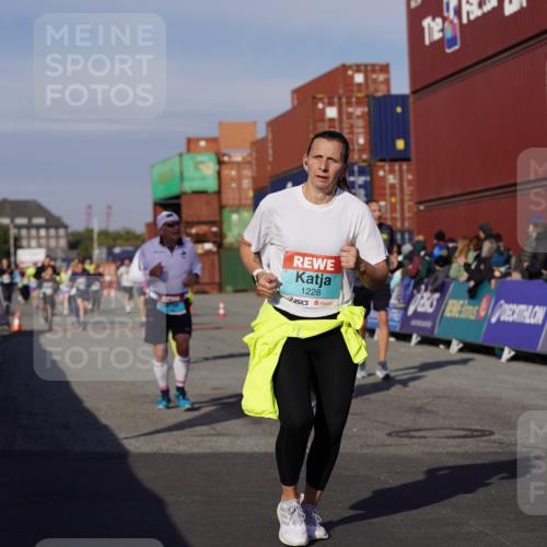 03.10.2025 - Köhlbrandbrückenlauf Michael Burmester http://msf.ph/oto/9016130 03.10.2025 10:15:29 Ziel 1228, 1390, 1666, 1779, 1879, 1903, 1905, 2017, 2079, 2368, 2454, 2719, 2929, 2953, 3069, 3773, 3788 meine-sportfotos.de