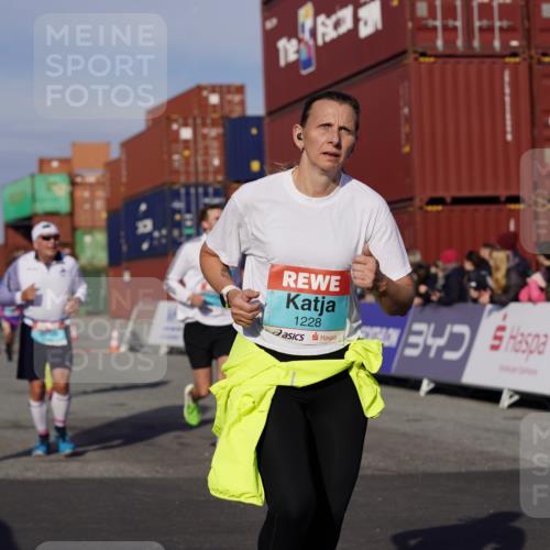 03.10.2025 - Köhlbrandbrückenlauf Michael Burmester http://msf.ph/oto/9016139 03.10.2025 10:15:30 Ziel 1228, 1390, 1666, 1779, 1879, 1903, 2017, 2079, 2368, 2454, 2929, 2953, 2996, 3069, 3773, 3788 meine-sportfotos.de