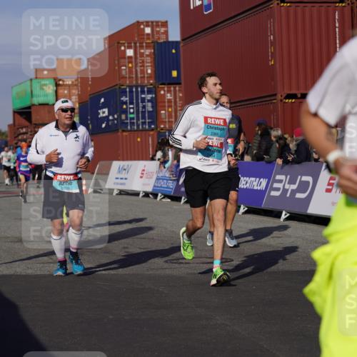 03.10.2025 - Köhlbrandbrückenlauf Michael Burmester http://msf.ph/oto/9016149 03.10.2025 10:15:31 Ziel 1228, 1390, 1752, 1879, 2017, 2368, 2454, 2929, 2953, 2996, 3069, 3219, 3220, 3773, 3788 meine-sportfotos.de