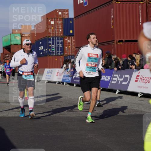 03.10.2025 - Köhlbrandbrückenlauf Michael Burmester http://msf.ph/oto/9016156 03.10.2025 10:15:31 Ziel 1228, 1390, 1752, 1879, 2017, 2368, 2454, 2929, 2953, 2996, 3069, 3219, 3220, 3773, 3788 meine-sportfotos.de