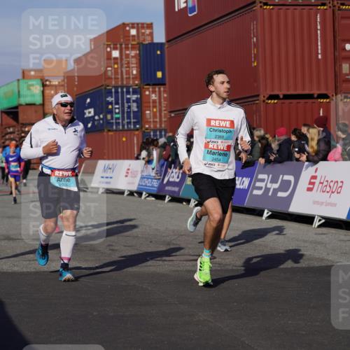 03.10.2025 - Köhlbrandbrückenlauf Michael Burmester http://msf.ph/oto/9016167 03.10.2025 10:15:31 Ziel 1228, 1390, 1752, 1879, 2017, 2368, 2454, 2929, 2953, 2996, 3069, 3219, 3220, 3773, 3788 meine-sportfotos.de