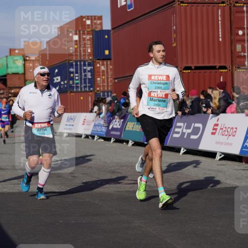 03.10.2025 - Köhlbrandbrückenlauf Michael Burmester http://msf.ph/oto/9016172 03.10.2025 10:15:31 Ziel 1228, 1390, 1752, 1879, 2017, 2368, 2454, 2929, 2953, 2996, 3069, 3219, 3220, 3773, 3788 meine-sportfotos.de