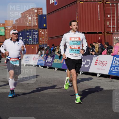 03.10.2025 - Köhlbrandbrückenlauf Michael Burmester http://msf.ph/oto/9016180 03.10.2025 10:15:31 Ziel 1228, 1390, 1752, 1879, 2017, 2368, 2454, 2929, 2953, 2996, 3069, 3219, 3220, 3773, 3788 meine-sportfotos.de
