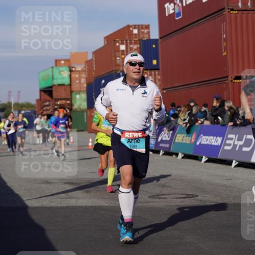 03.10.2025 - Köhlbrandbrückenlauf Michael Burmester http://msf.ph/oto/9016186 03.10.2025 10:15:32 Ziel 1228, 1390, 1492, 1565, 1752, 1879, 2017, 2118, 2368, 2454, 2929, 2996, 3069, 3219, 3220, 3788 meine-sportfotos.de