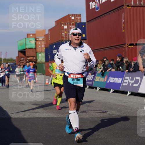 03.10.2025 - Köhlbrandbrückenlauf Michael Burmester http://msf.ph/oto/9016192 03.10.2025 10:15:32 Ziel 1228, 1390, 1492, 1565, 1752, 1879, 2017, 2118, 2368, 2454, 2929, 2996, 3069, 3219, 3220, 3788 meine-sportfotos.de