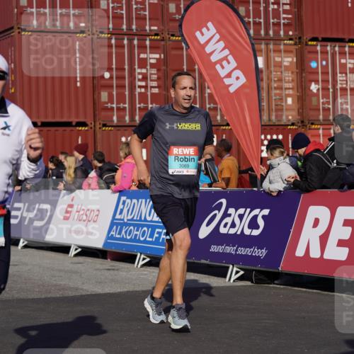 03.10.2025 - Köhlbrandbrückenlauf Michael Burmester http://msf.ph/oto/9016198 03.10.2025 10:15:33 Ziel 1390, 1492, 1565, 1752, 1879, 2017, 2118, 2368, 2454, 2929, 2996, 3069, 3219, 3220, 3788 meine-sportfotos.de