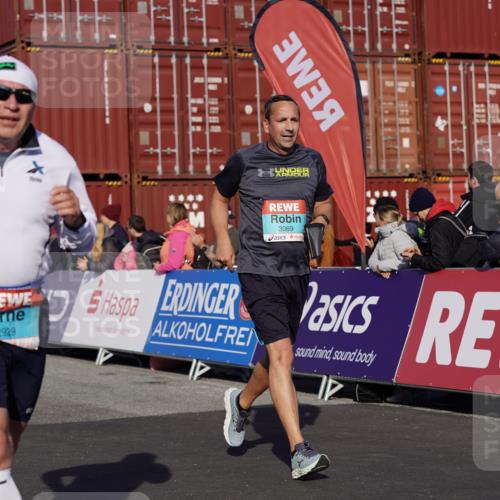 03.10.2025 - Köhlbrandbrückenlauf Michael Burmester http://msf.ph/oto/9016204 03.10.2025 10:15:33 Ziel 1390, 1492, 1565, 1752, 1879, 2017, 2118, 2368, 2454, 2929, 2996, 3069, 3219, 3220, 3788 meine-sportfotos.de
