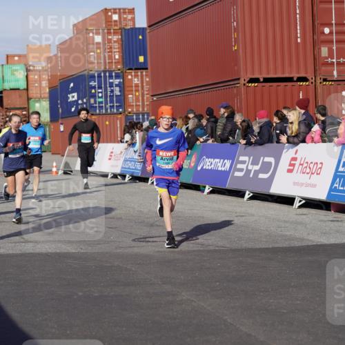 03.10.2025 - Köhlbrandbrückenlauf Michael Burmester http://msf.ph/oto/9016224 03.10.2025 10:15:35 Ziel 1492, 1565, 1752, 1879, 2118, 2368, 2454, 2758, 2816, 2929, 2996, 3069, 3219, 3220, 3580, 3725 meine-sportfotos.de