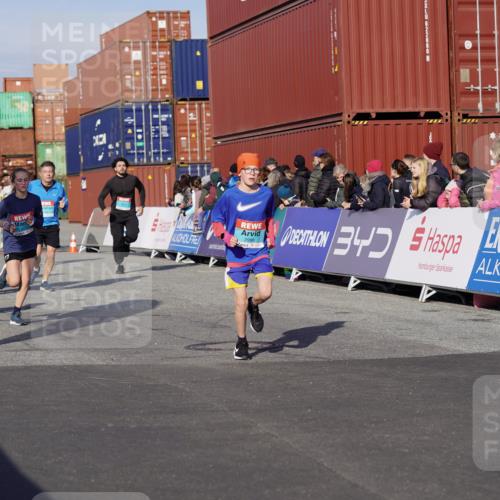 03.10.2025 - Köhlbrandbrückenlauf Michael Burmester http://msf.ph/oto/9016230 03.10.2025 10:15:35 Ziel 1492, 1565, 1752, 1879, 2118, 2368, 2454, 2758, 2816, 2929, 2996, 3069, 3219, 3220, 3580, 3725 meine-sportfotos.de