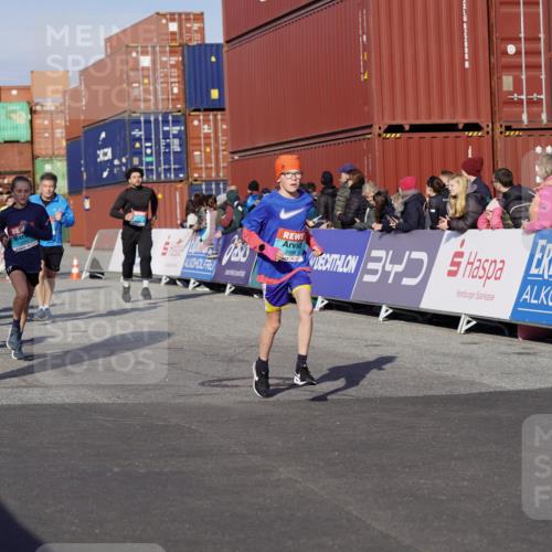 03.10.2025 - Köhlbrandbrückenlauf Michael Burmester http://msf.ph/oto/9016239 03.10.2025 10:15:35 Ziel 1492, 1565, 1752, 1879, 2118, 2368, 2454, 2758, 2816, 2929, 2996, 3069, 3219, 3220, 3580, 3725 meine-sportfotos.de