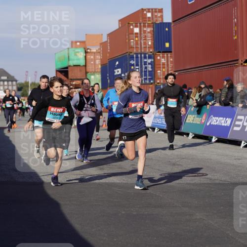 03.10.2025 - Köhlbrandbrückenlauf Michael Burmester http://msf.ph/oto/9016253 03.10.2025 10:15:36 Ziel 1492, 1565, 1752, 1879, 2118, 2368, 2454, 2758, 2816, 2996, 3069, 3219, 3220, 3276, 3580, 3725 meine-sportfotos.de