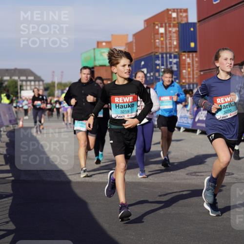 03.10.2025 - Köhlbrandbrückenlauf Michael Burmester http://msf.ph/oto/9016271 03.10.2025 10:15:37 Ziel 1314, 1492, 1565, 1752, 1879, 2056, 2118, 2368, 2454, 2758, 2813, 2816, 2996, 3069, 3106, 3107, 3219, 3220, 3276, 3580, 3725, 3748 meine-sportfotos.de