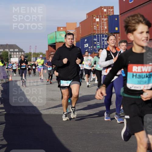 03.10.2025 - Köhlbrandbrückenlauf Michael Burmester http://msf.ph/oto/9016281 03.10.2025 10:15:38 Ziel 1314, 1446, 1492, 1529, 1565, 1752, 1879, 2056, 2118, 2758, 2813, 2816, 2956, 2996, 3106, 3107, 3219, 3220, 3276, 3580, 3725, 3748, 3816, 3827 meine-sportfotos.de