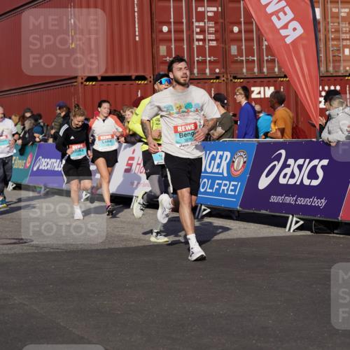 03.10.2025 - Köhlbrandbrückenlauf Michael Burmester http://msf.ph/oto/9016338 03.10.2025 10:15:42 Ziel 1314, 1446, 1492, 1529, 1565, 1752, 2056, 2118, 2758, 2813, 2816, 2954, 2956, 2996, 3106, 3107, 3219, 3220, 3276, 3580, 3725, 3748, 3816, 3827 meine-sportfotos.de