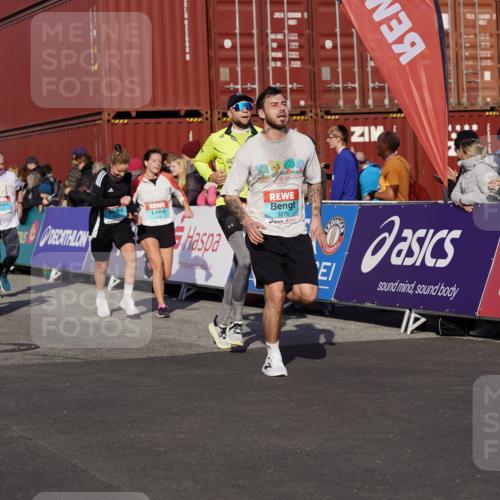 03.10.2025 - Köhlbrandbrückenlauf Michael Burmester http://msf.ph/oto/9016345 03.10.2025 10:15:42 Ziel 1314, 1446, 1492, 1529, 1565, 1752, 2056, 2118, 2758, 2813, 2816, 2954, 2956, 2996, 3106, 3107, 3219, 3220, 3276, 3580, 3725, 3748, 3816, 3827 meine-sportfotos.de