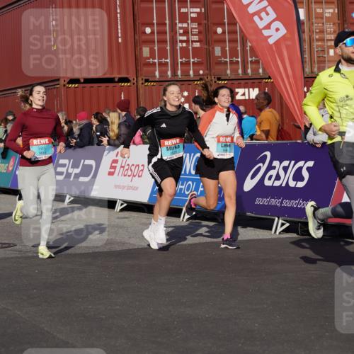 03.10.2025 - Köhlbrandbrückenlauf Michael Burmester http://msf.ph/oto/9016373 03.10.2025 10:15:43 Ziel 1314, 1446, 1492, 1529, 1537, 1565, 1752, 2056, 2118, 2155, 2758, 2813, 2816, 2954, 2956, 3106, 3107, 3219, 3220, 3276, 3580, 3725, 3748, 3816, 3827 meine-sportfotos.de