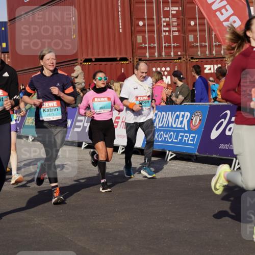 03.10.2025 - Köhlbrandbrückenlauf Michael Burmester http://msf.ph/oto/9016406 03.10.2025 10:15:44 Ziel 1314, 1446, 1492, 1529, 1537, 1565, 2056, 2118, 2155, 2758, 2813, 2816, 2954, 2956, 3106, 3107, 3276, 3580, 3725, 3748, 3816, 3827 meine-sportfotos.de