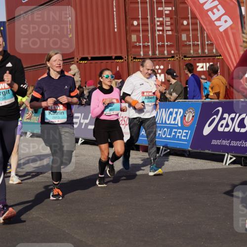 03.10.2025 - Köhlbrandbrückenlauf Michael Burmester http://msf.ph/oto/9016413 03.10.2025 10:15:44 Ziel 1314, 1446, 1492, 1529, 1537, 1565, 2056, 2118, 2155, 2758, 2813, 2816, 2954, 2956, 3106, 3107, 3276, 3580, 3725, 3748, 3816, 3827 meine-sportfotos.de