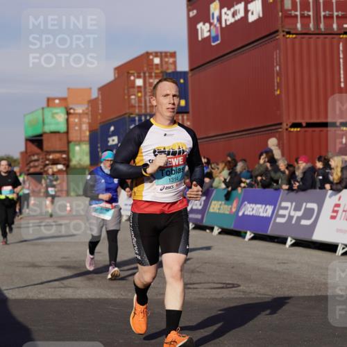 03.10.2025 - Köhlbrandbrückenlauf Michael Burmester http://msf.ph/oto/9016447 03.10.2025 10:15:47 Ziel 1314, 1446, 1529, 1537, 1745, 1796, 1979, 2056, 2155, 2758, 2813, 2816, 2954, 2956, 3106, 3107, 3276, 3748, 3816, 3827 meine-sportfotos.de