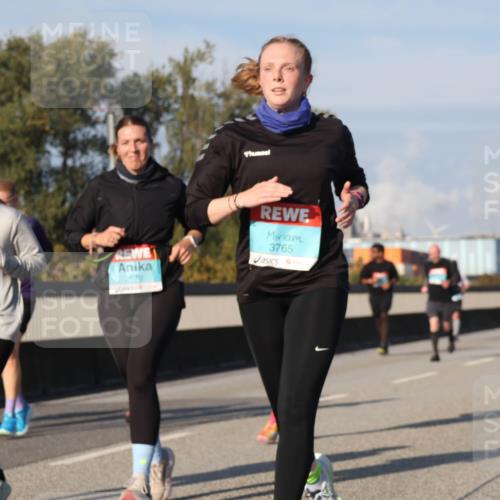 03.10.2025 - Köhlbrandbrückenlauf Luisa Fischer http://msf.ph/oto/9016449 03.10.2025 11:02:05 Position 3 1831, 2670, 3765 meine-sportfotos.de