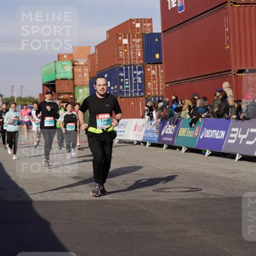 03.10.2025 - Köhlbrandbrückenlauf Michael Burmester http://msf.ph/oto/9016513 03.10.2025 10:15:50 Ziel 1276, 1446, 1498, 1529, 1537, 1745, 1796, 1979, 2155, 2392, 2878, 2954, 2956, 3327, 3727, 3816, 3827 meine-sportfotos.de